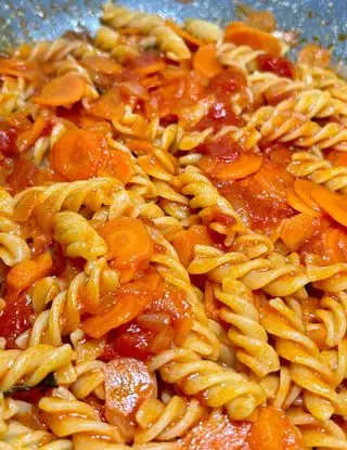 Ricetta Fusilli al pomodoro con carote e basilico di lecosinedellacuoca
