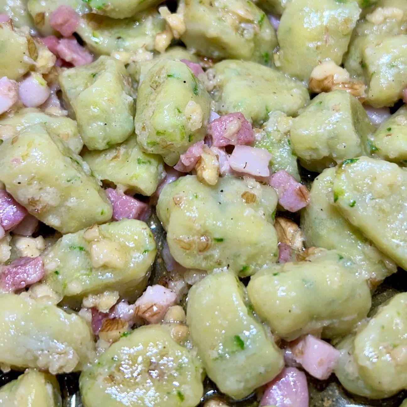 Gnocchi di zucchine con pancetta e noci