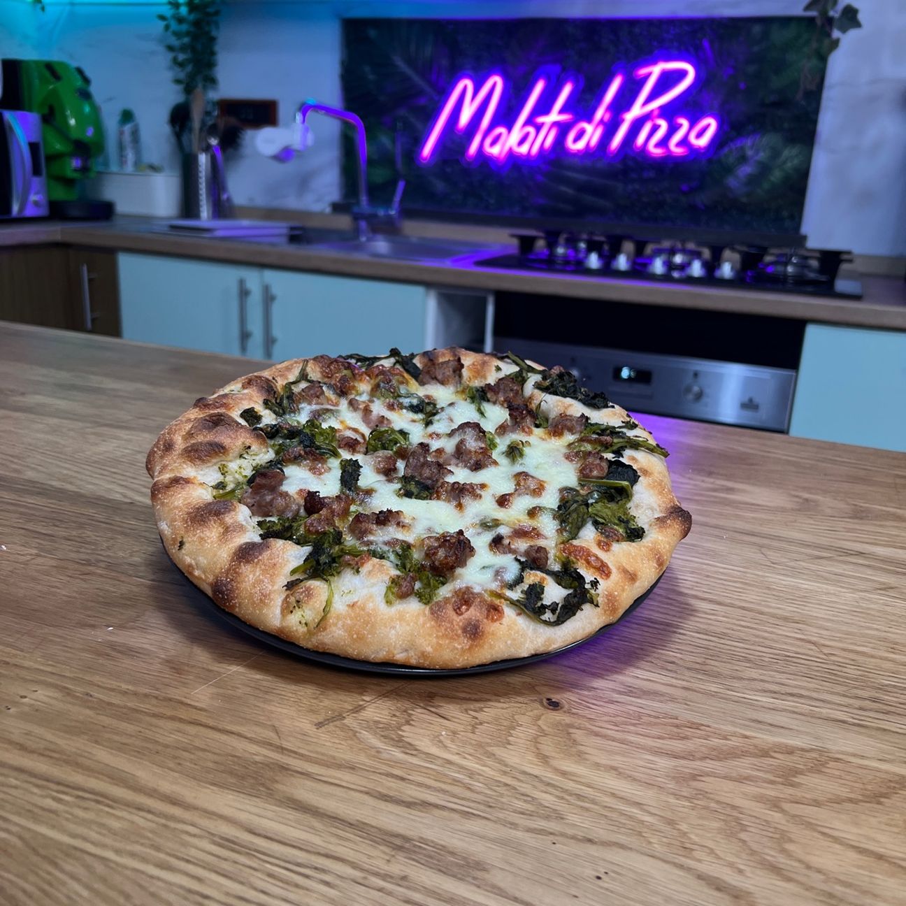 Pizza con salsiccia e friarielli