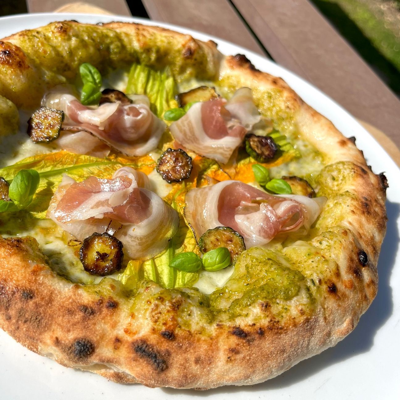 Pizza con zucchine, fiori di zucca e pancetta tesa