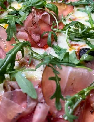 Ricetta Pizza con mozzarella, rucola e speck di pizzaperfetta