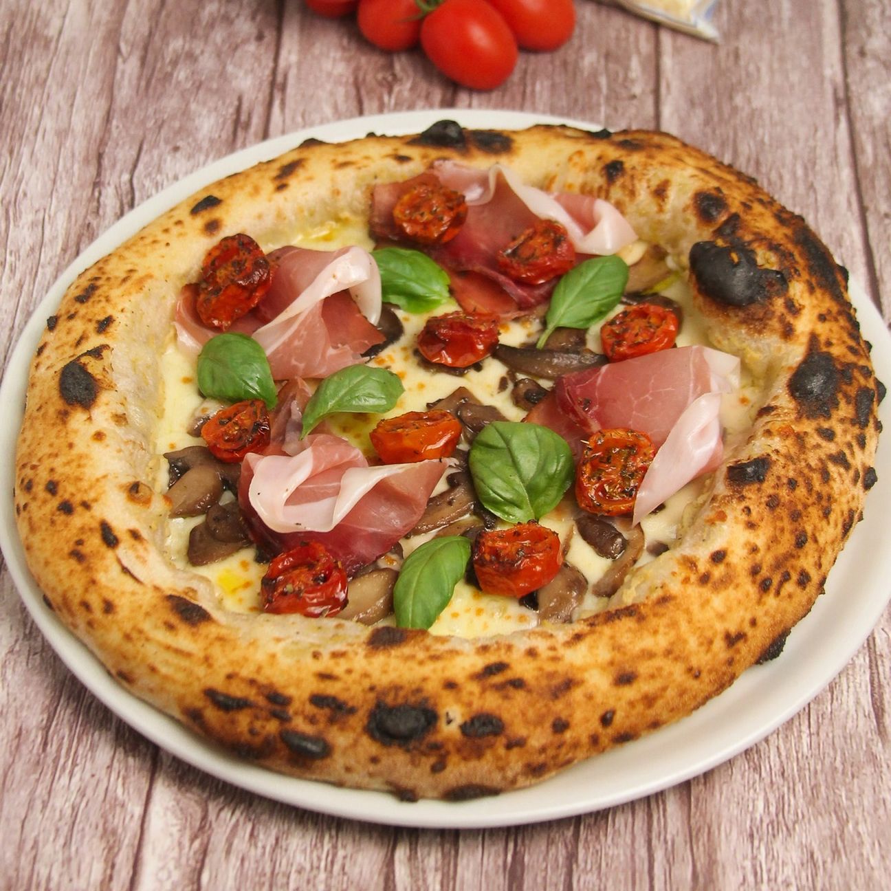 Pizza con crema di melanzane e funghi