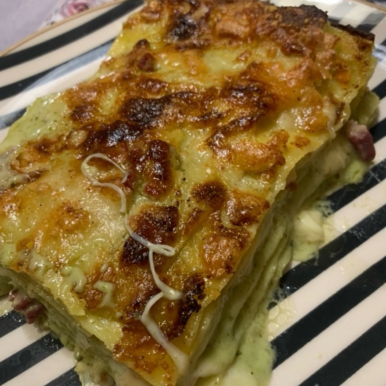 Lasagna al pesto pancetta e scamorza affumicata