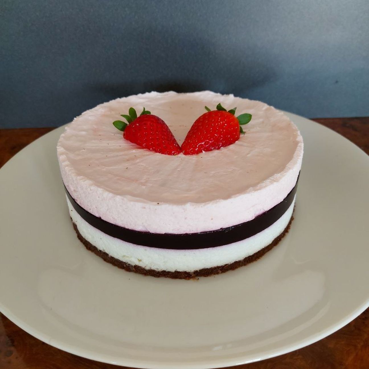 Torta moderna ai frutti rossi