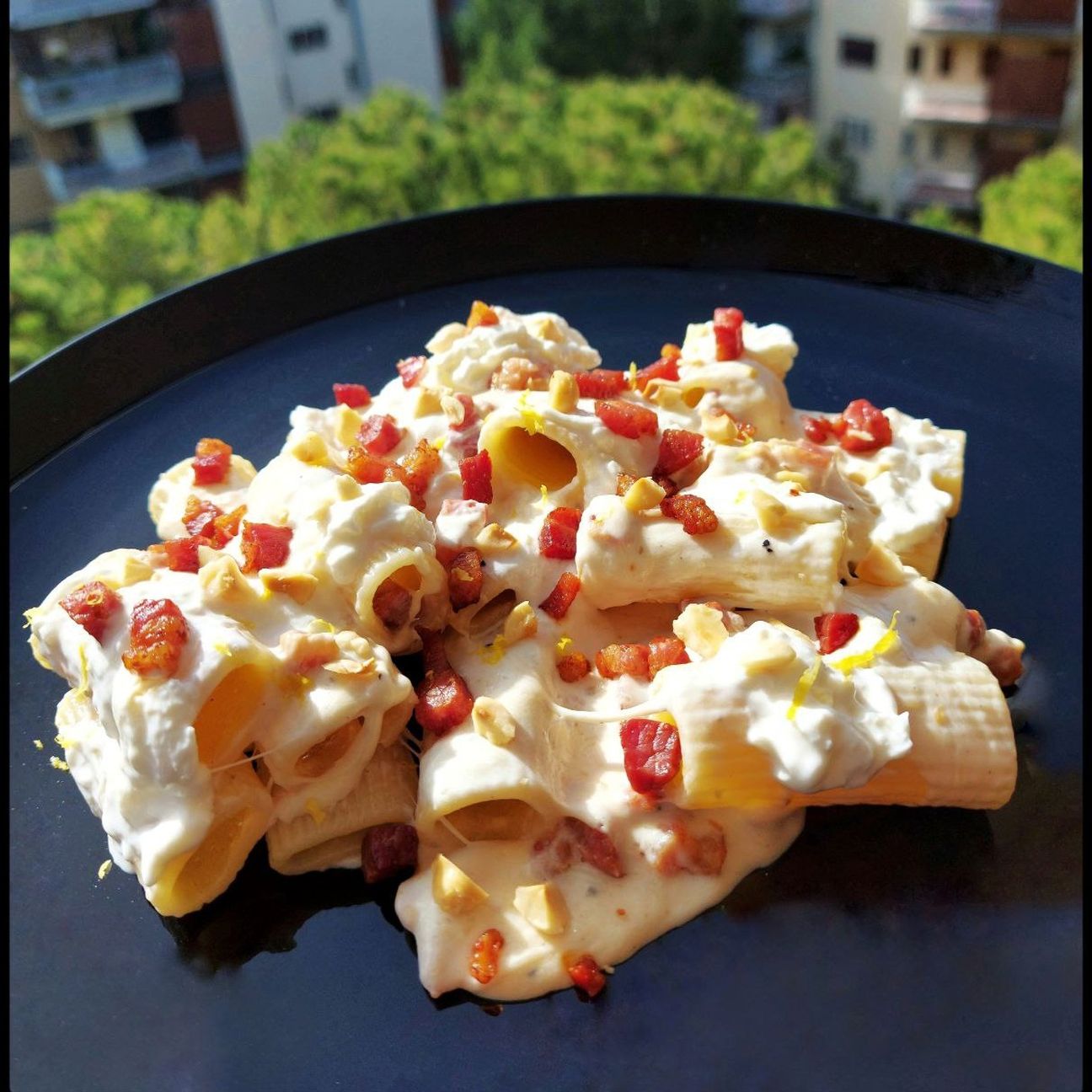 Rigatoni stracciatella, pancetta e nocciole tostate, con zest di limone e pepe