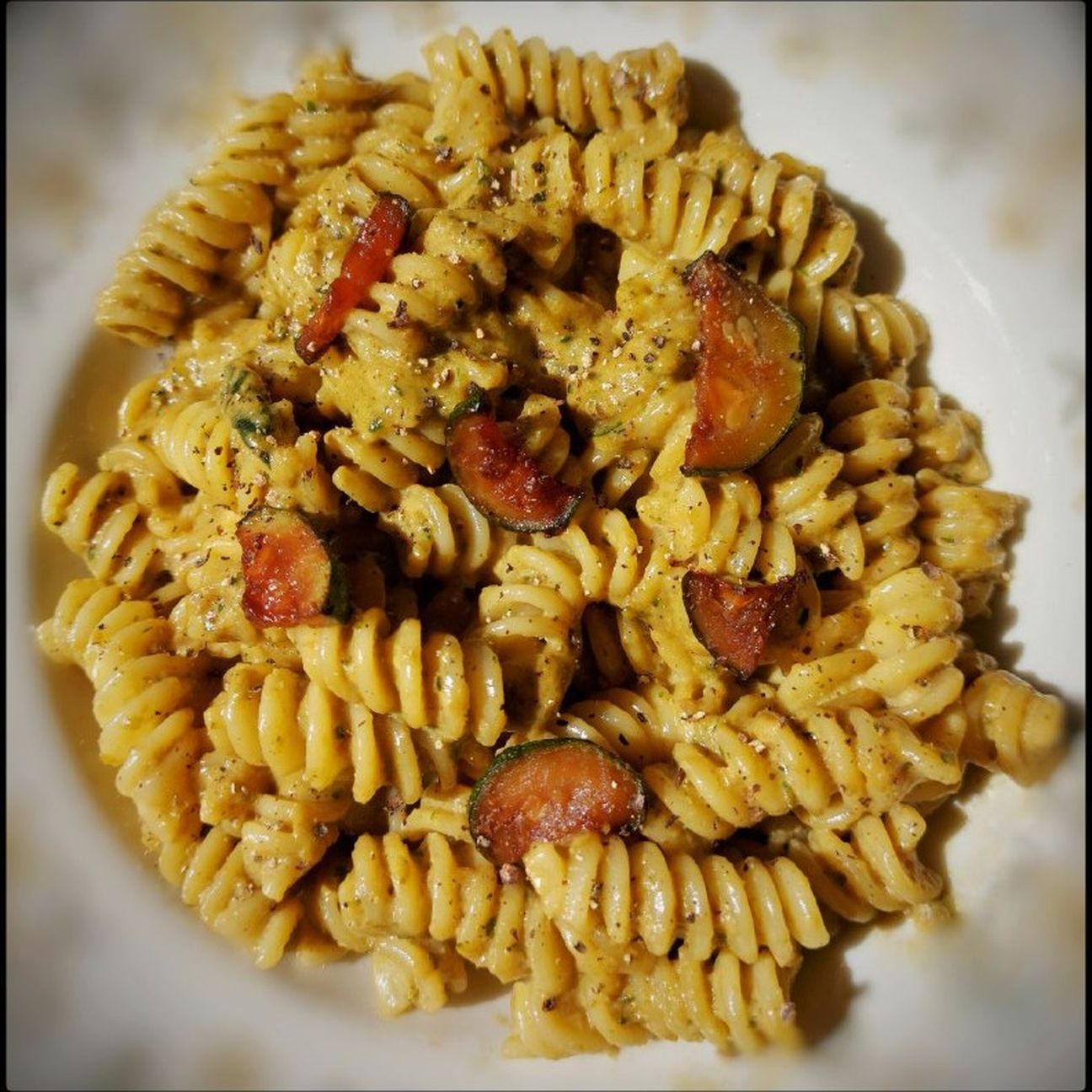 Fusilli con pesto di basilico e zucchine alla salsa di soia