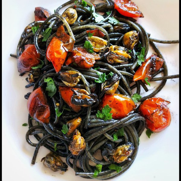 Spaghetti al nero di seppia, cozze e aglio nero - The WISPY CLOUD