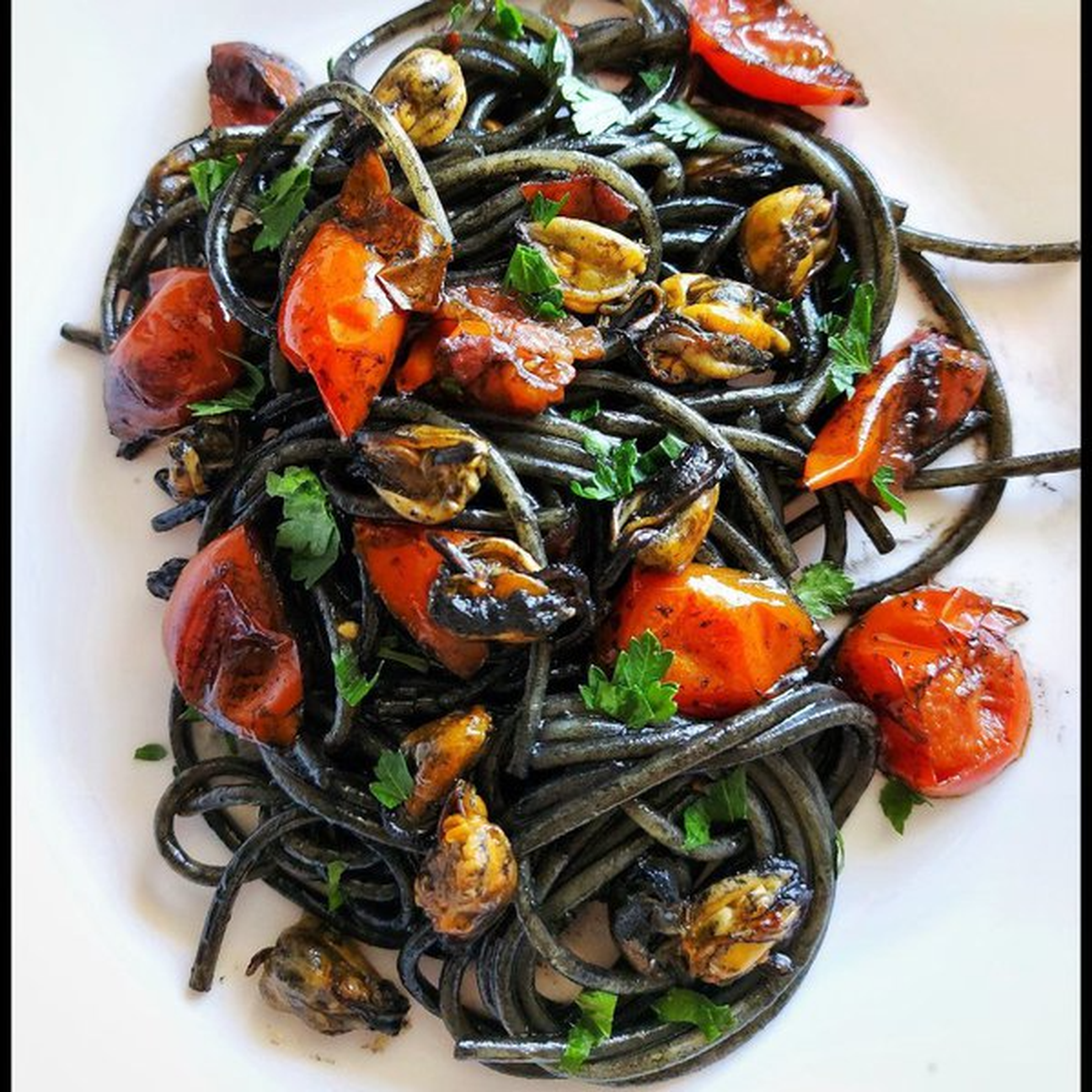 Spaghetti al nero di seppia con cozze e pomodorini