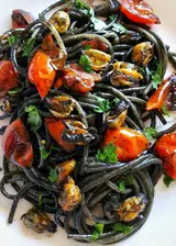 Ricetta Spaghetti al nero di seppia con cozze e pomodorini