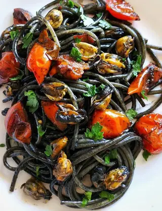 Ricetta Spaghetti al nero di seppia con cozze e pomodorini di Cheatday_is_okay