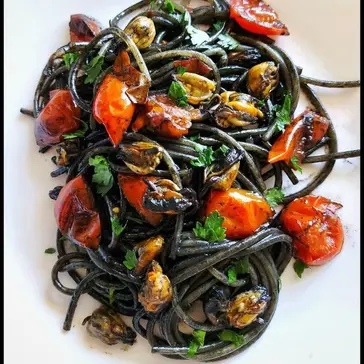 Ricetta Spaghetti al nero di seppia con cozze e pomodorini di Cheatday_is_okay