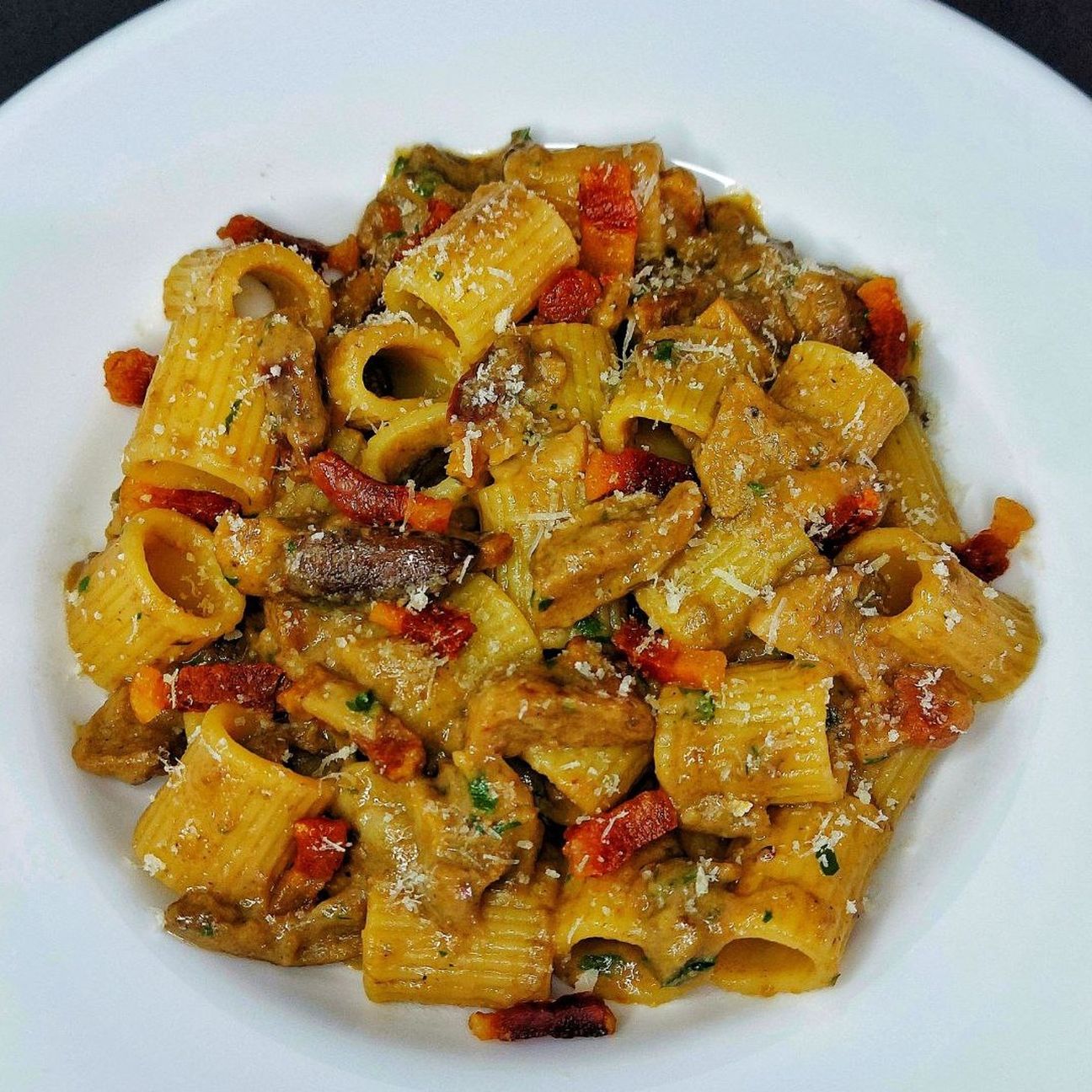 Mezzi rigatoni con guanciale e funghi porcini sfumati al vino