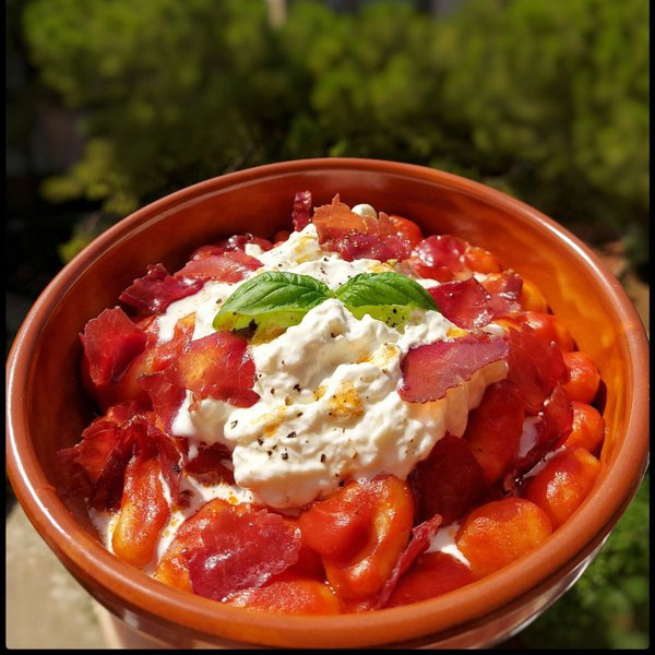 Gnocchi al pomodoro con chips croccanti di bresaola, stracciatella affumicata e gocce di tabasco