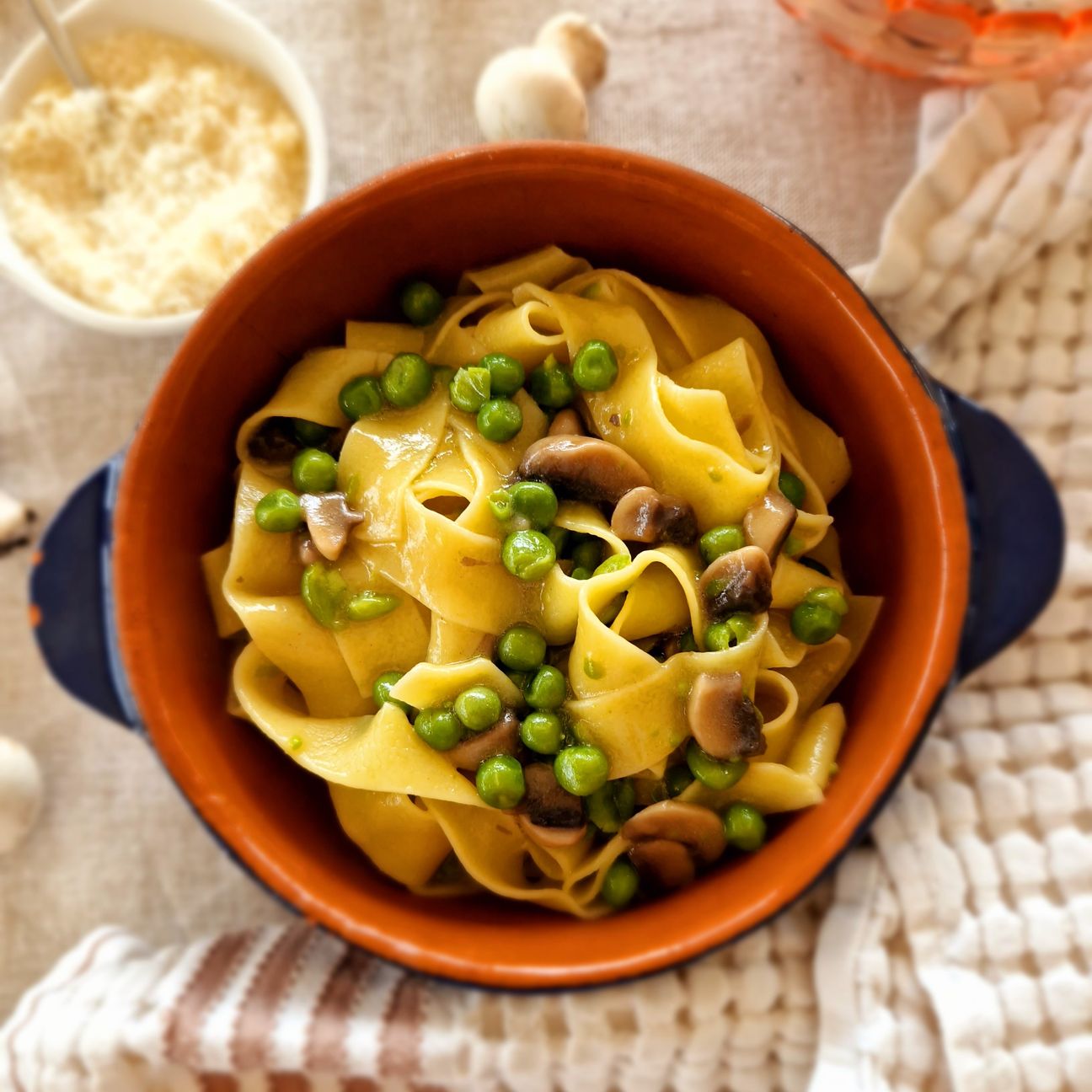 Pappardelle con funghi e piselli