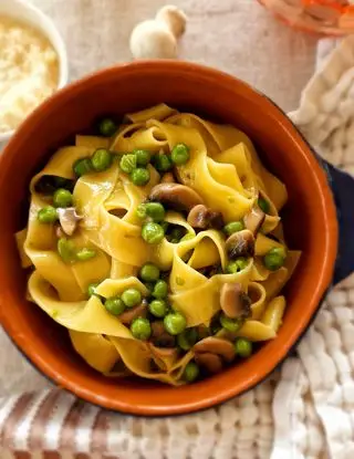 Ricetta Pappardelle con funghi e piselli di carmensitaincucina