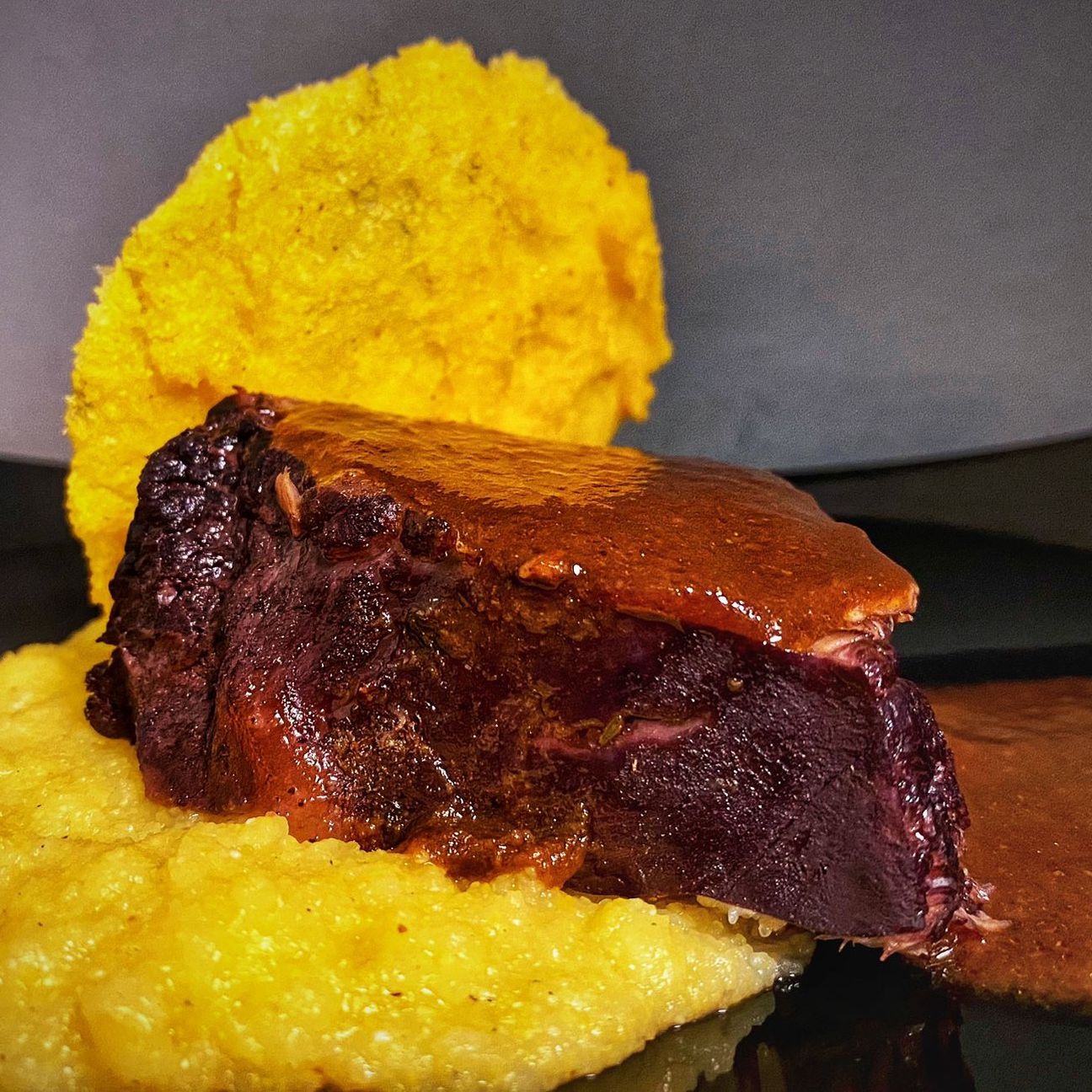 Stracotto di manzo con polenta in doppia consistenza