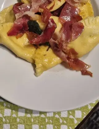 Ricetta Ravioli di ricotta con burro e salvia e speck di francesca4494