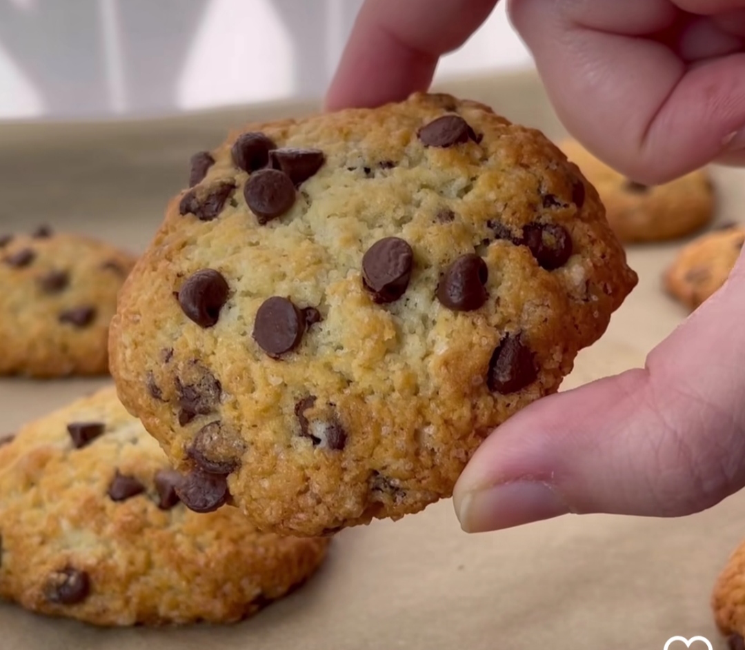 Biscotti cookie con gocce di cioccolato, cotti nel forno Ooni Volt