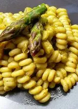 Ricetta Fusilli in crema di piselli, asparagi croccanti e aglio nero