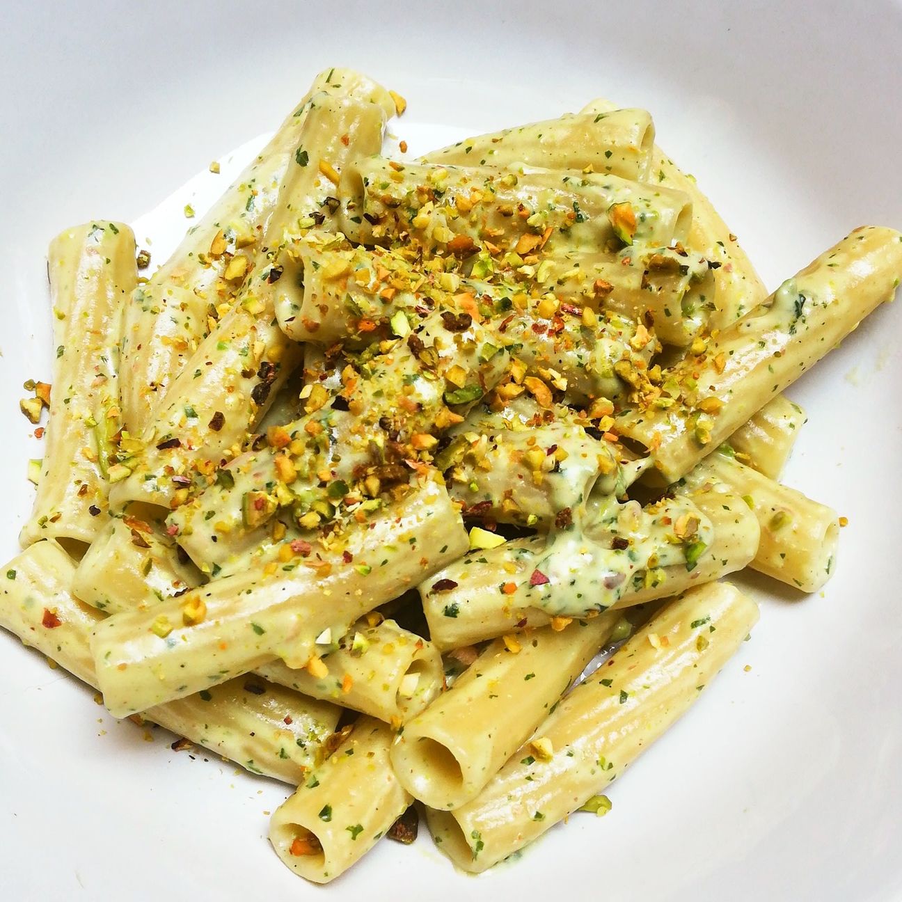 Rigatoni al pesto di pistacchi e ricottina di capra