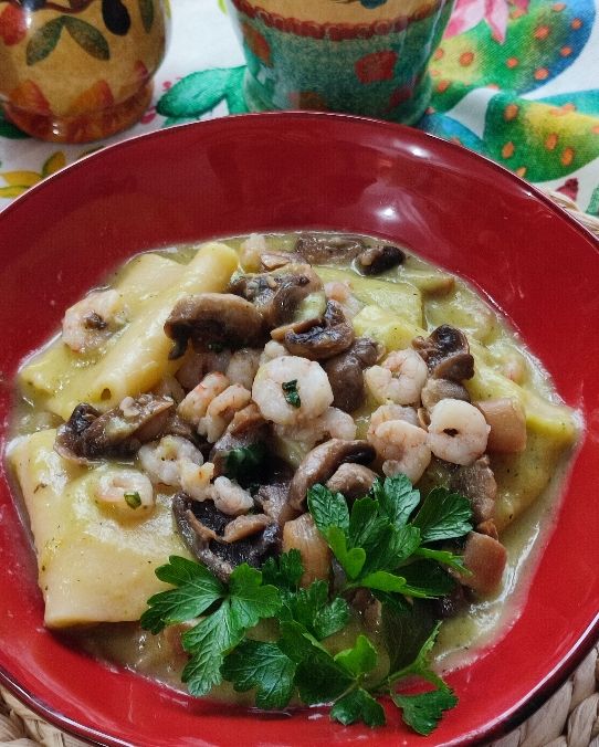 Paccheri con crema di zucchine funghi e gamberetti