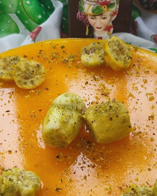 Cheesecake con glassa di fichi d'india e pistacchio