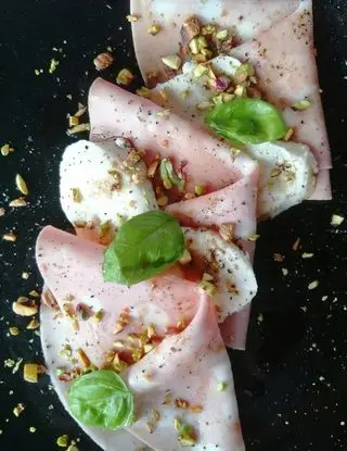 Ricetta Piatto di mortadella con mozzarella e granella di pistacchio. di dianamiroshnichenko7