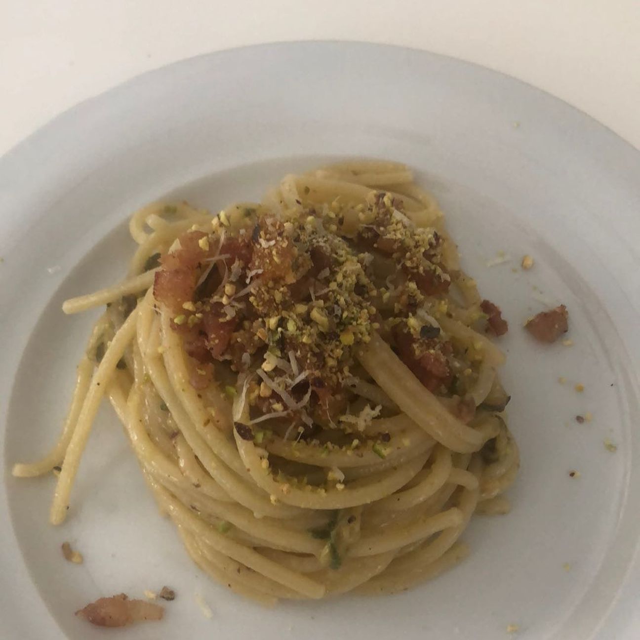 spaghetto zucchine, guanciale e pistacchio