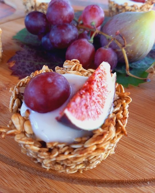 Cestini di avena integrale ripieni di yogurt alla vaniglia e frutta di stagione