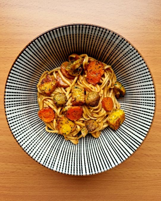 Noodles con tempeh croccante, funghi e carote