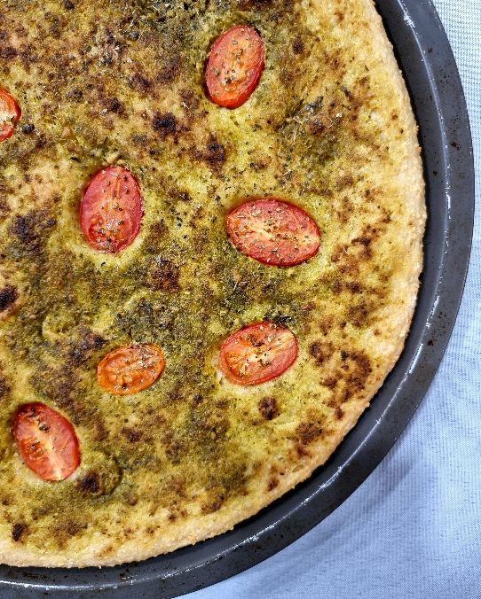 Focaccia rustica con impasto ai lupini con pesto genovese e datterini