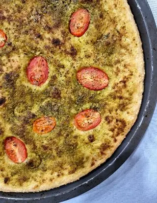 Ricetta Focaccia rustica con impasto ai lupini con pesto genovese e datterini di Misscookinator