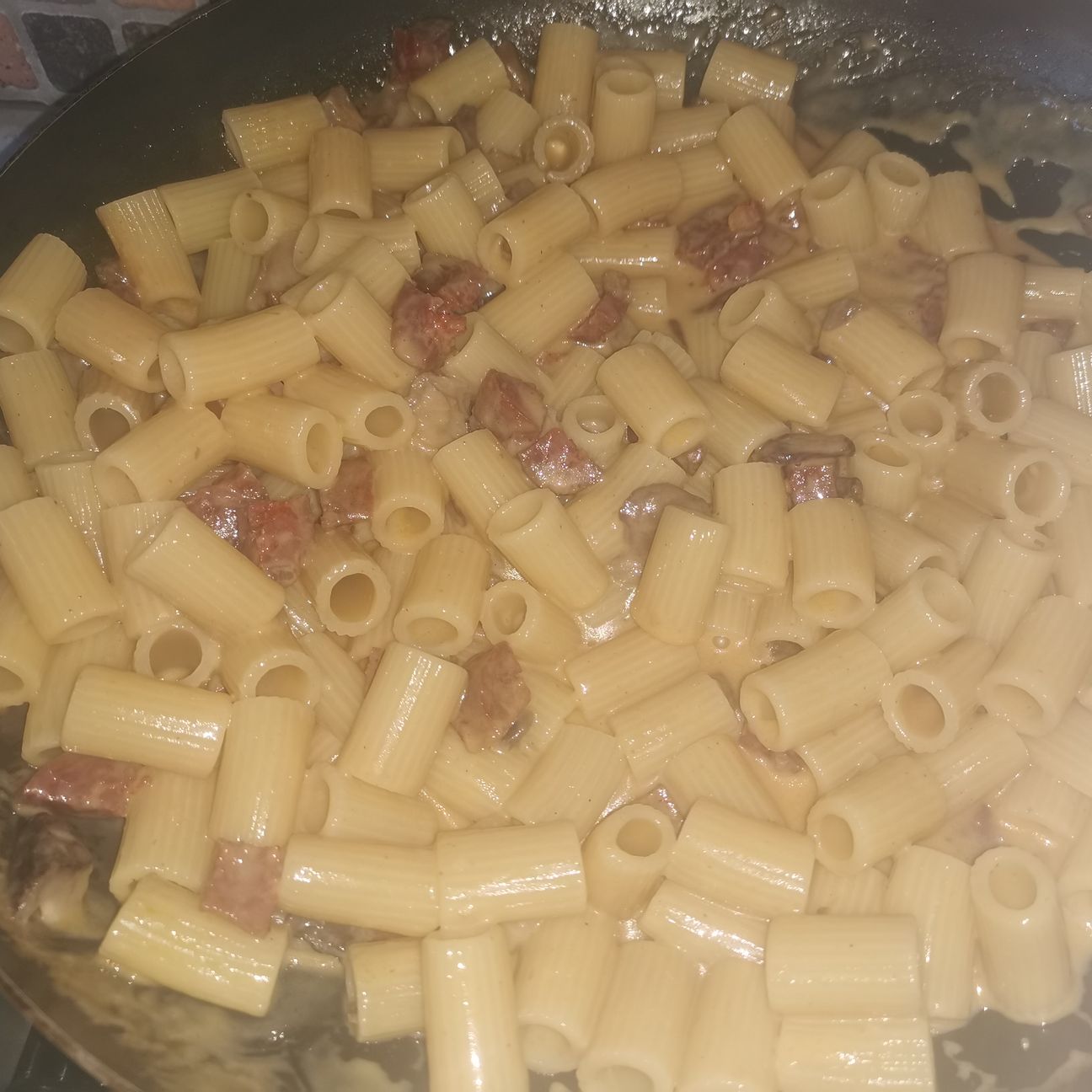Mezze maniche funghi e salsiccia