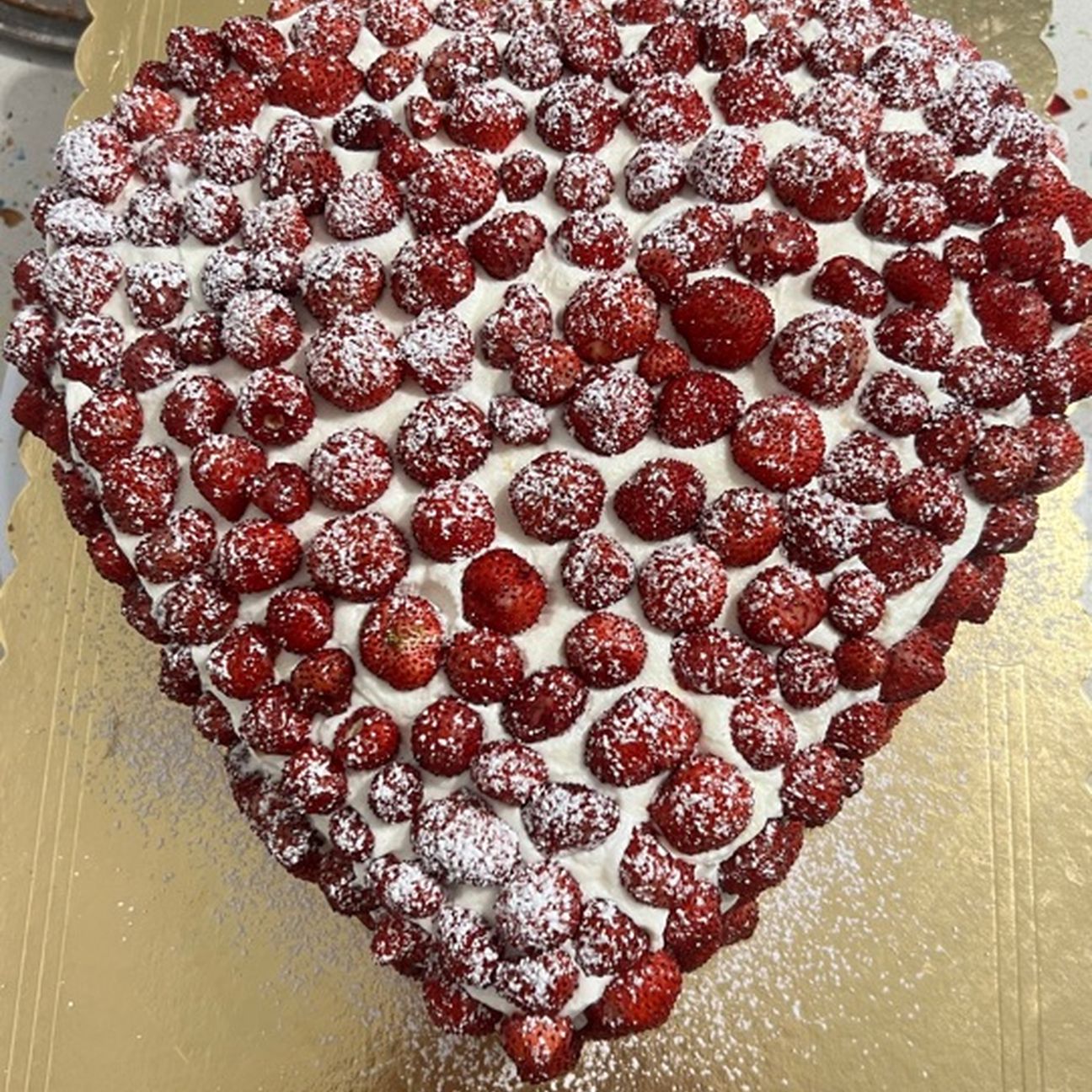 Festa della mamma Pan di Spagna con crema pasticciera al limone e frago è panna
