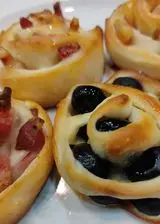 Ricetta Roselline di pasta sfoglia con olive e pancetta