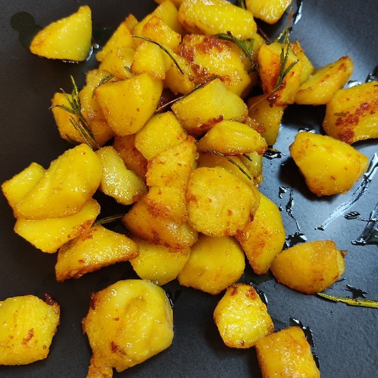 Patate arrosto spolverate con curcuma e rosmarino