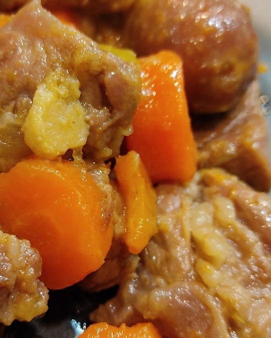 Spezzatino di vitello e salsiccia in umido con carote