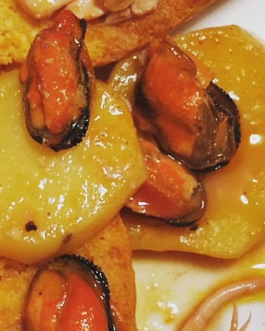 Crostoni di pane con zuppa di totani e cozze 🤤