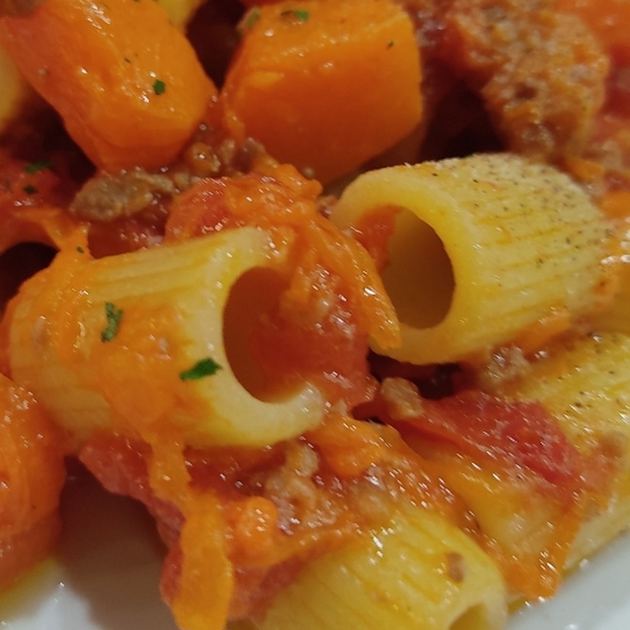 Mezze maniche con zucca, speck e salsiccia