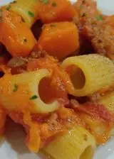 Ricetta Mezze maniche con zucca, speck e salsiccia