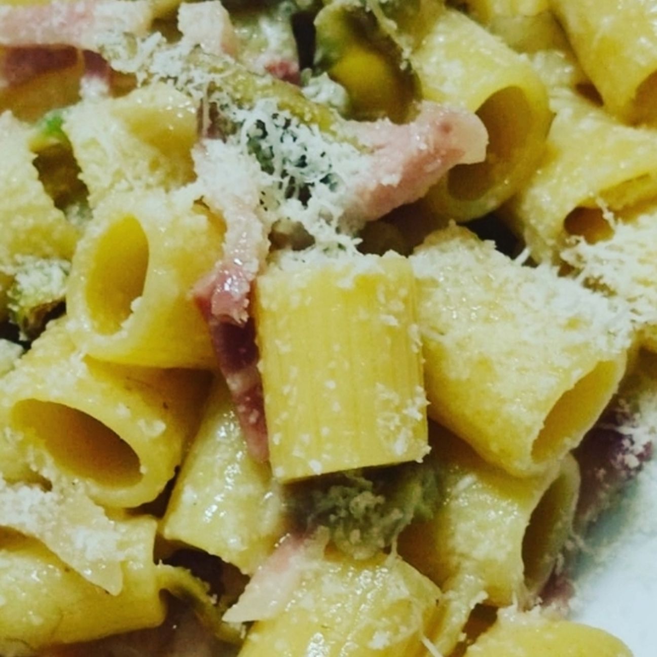 Mezze maniche con pancetta tesa e carciofi
