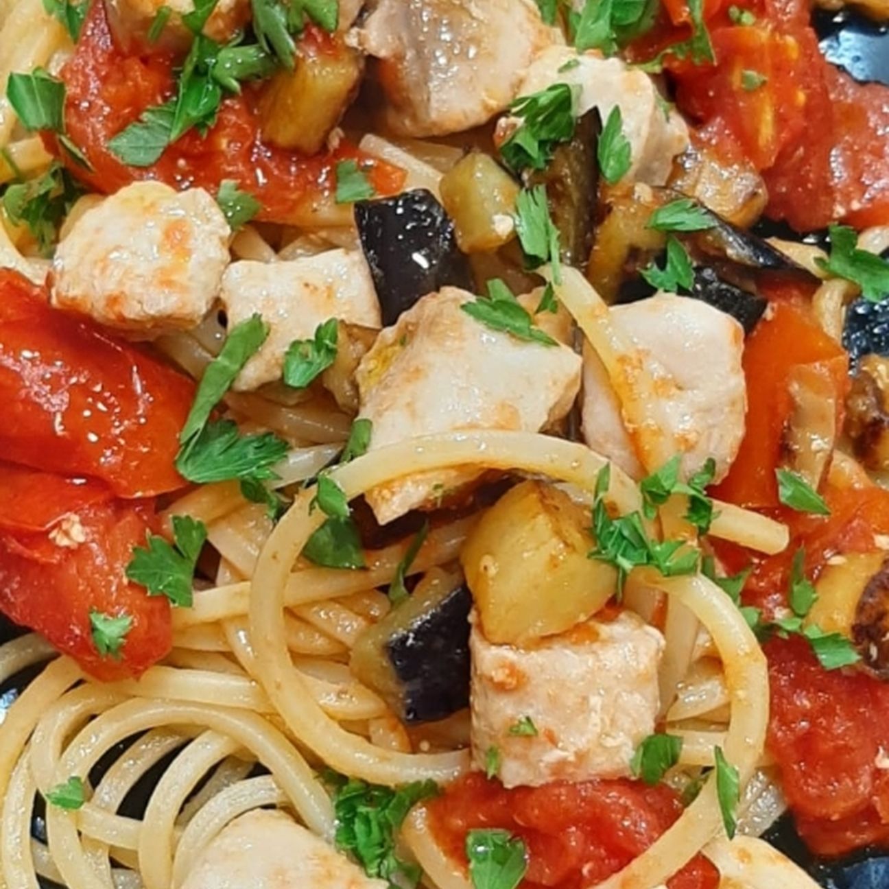 SPAGHETTI CON DADOLATA DI PESCE SPADA E MELANZANE 🤗 farete un figurone!