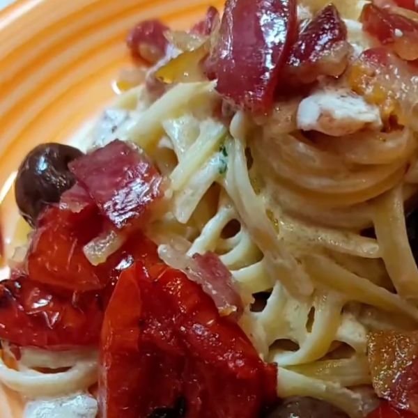 SPAGHETTI CON CREMA DI PECORINO ROMANO PANCETTA 🥓 OLIVE E POMODORINI