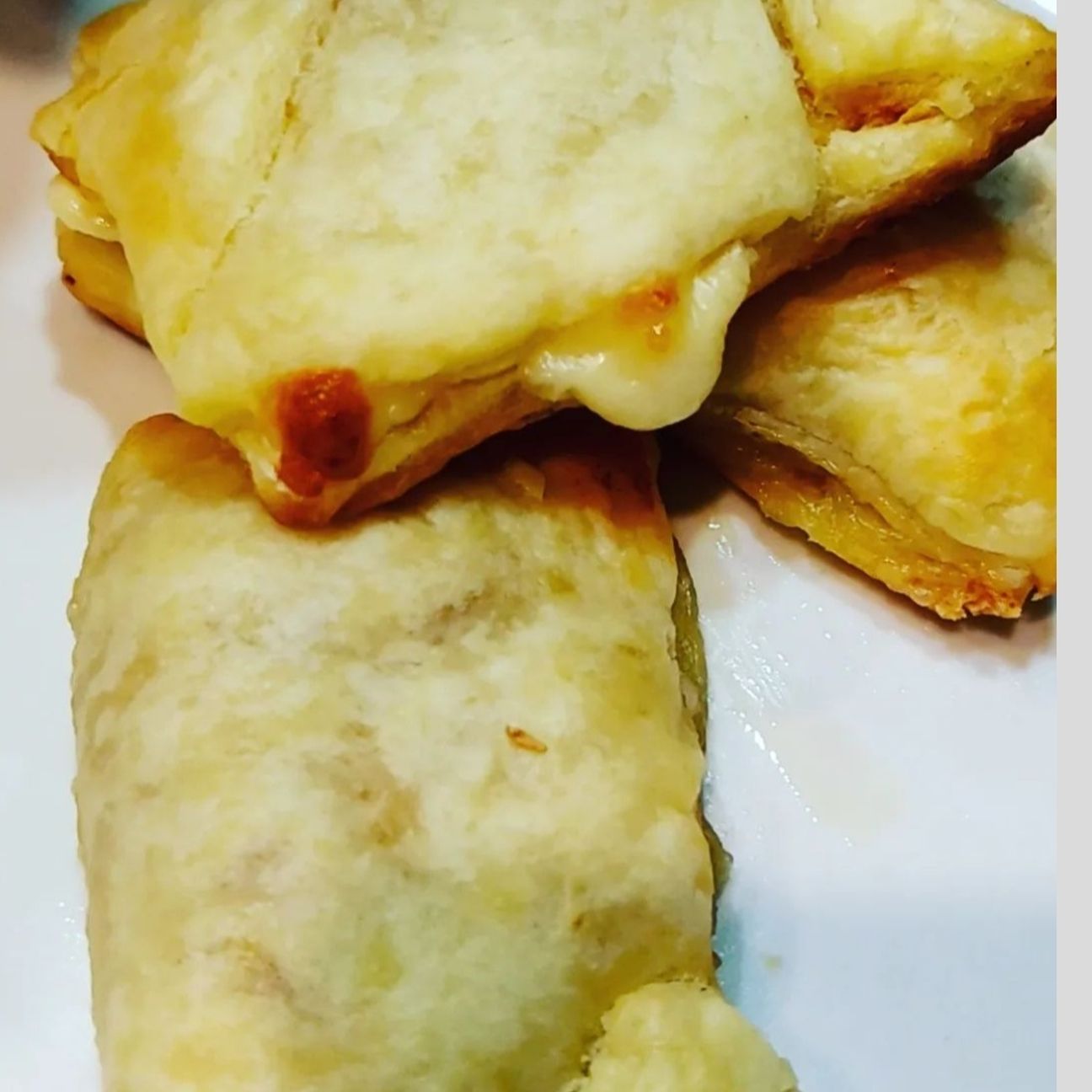 RAVIOLI DI PASTA SFOGLIA RIPIENI DI SALAME PICCANTE E FONTINA VALDOSTANA