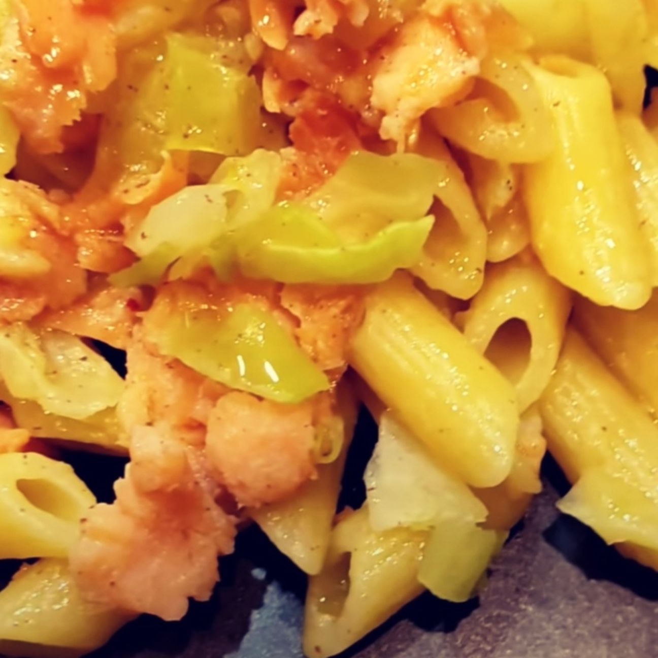 PENNETTE CON SALMONE AFFUMICATO E VERZA