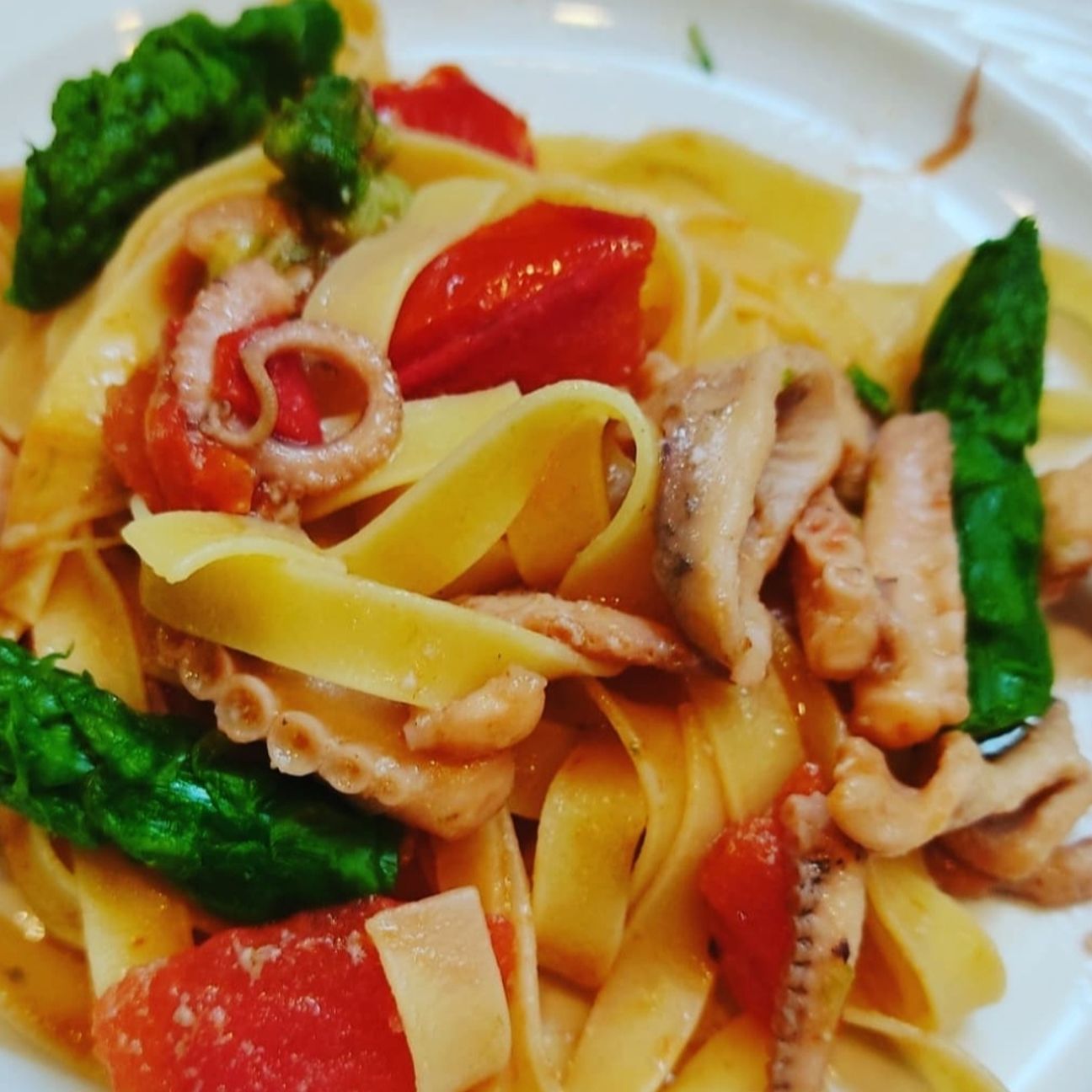 TAGLIATELLE CON MOSCARDINI, ASPARAGI E POMODORINI