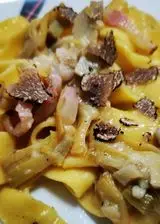 Ricetta PAPPARDELLE CON PANCETTA AFFUMICATA, CARCIOFI E SCAGLIE DI TARTUFO NERO DI NORCIA