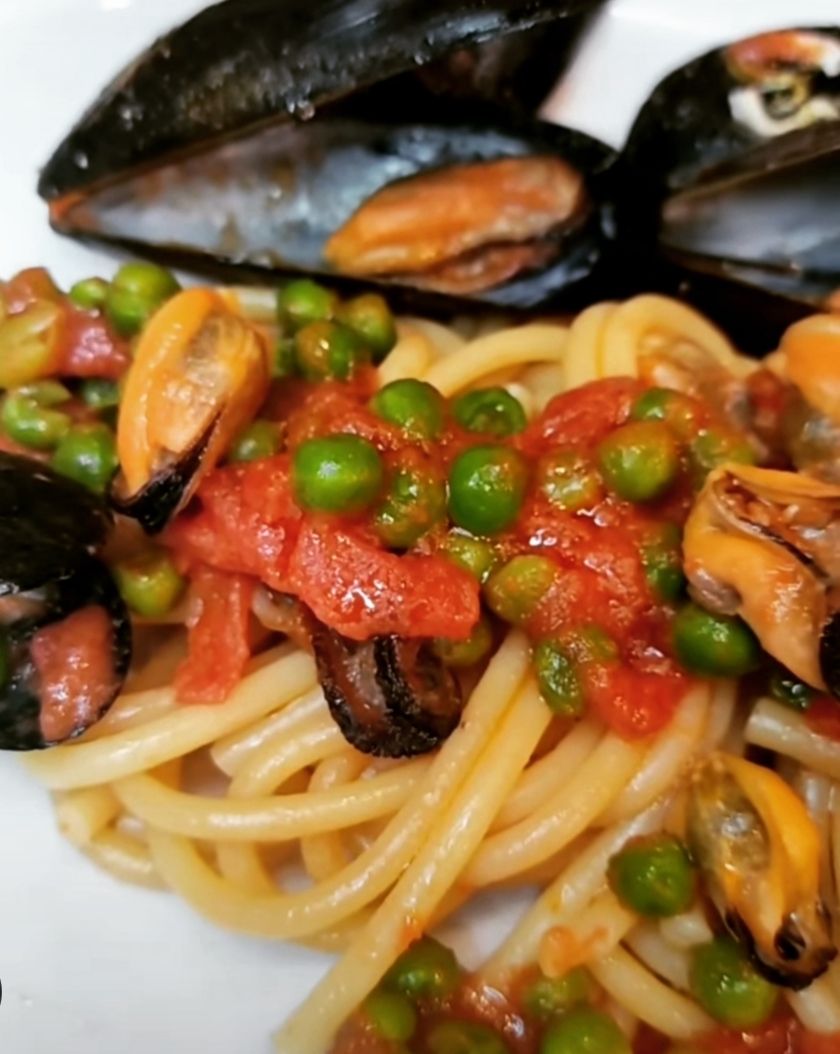 SPAGHETTI COZZE E PISELLI