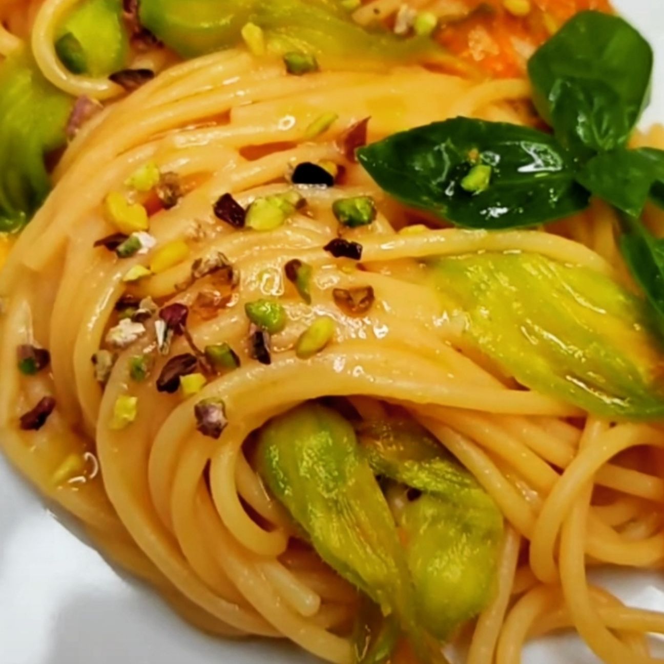 SPAGHETTI, FIORI DI ZUCCA, ZAFFERANO E GRANELLA DI PISTACCHI