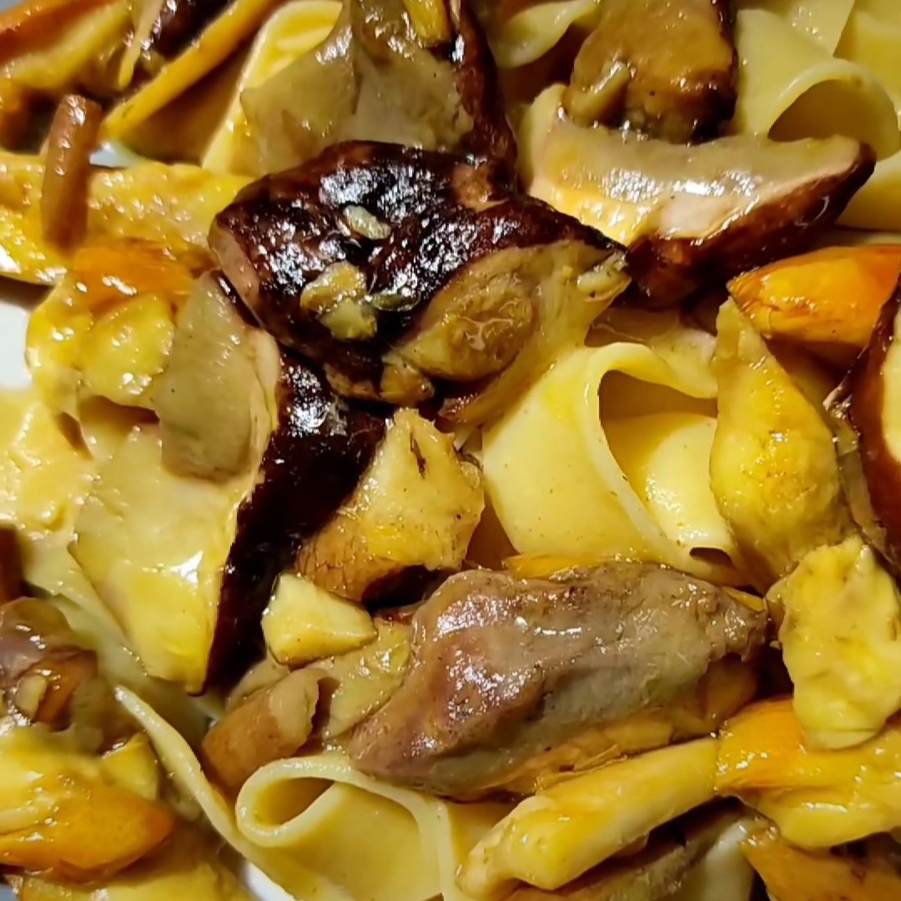PAPPARDELLE CON OVOLI E FUNGHI PORCINI